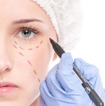 Vorbereitung einer Augenlid-OP beim Schönheitschirurg